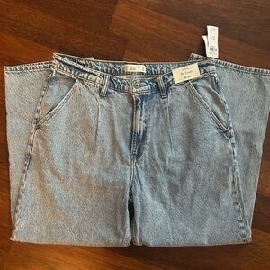 NWT Abercrombie & Fitch Women’s high rise “the loose” light wash jeans 32/14s